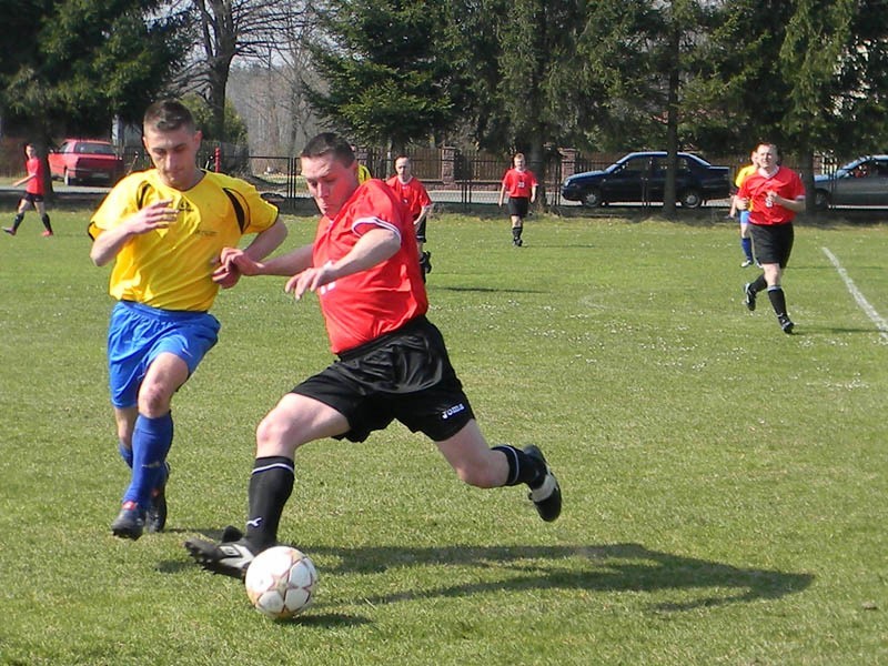 Pilkarze Zacisza (czerwone koszulki) pokonali 3-1 rywala z...