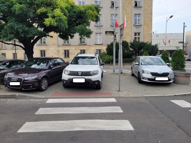 Mistrzowie parkowania w Katowicach przyłapani w ramach akcji...