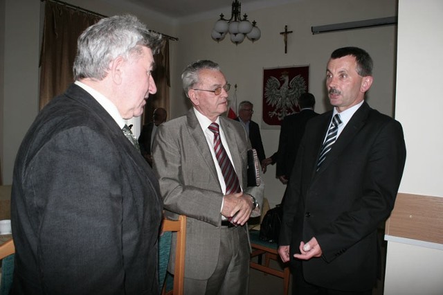Centrum obsługi podróżnych &#8211; z taką propozycja wystąpił Wacław Szkoła, burmistrz Pruchnika (po lewej). Popierają go Stanisław Ślęzak, wójt Radymna (w środku) oraz Andrzej Czyż, wójt Chłopic.