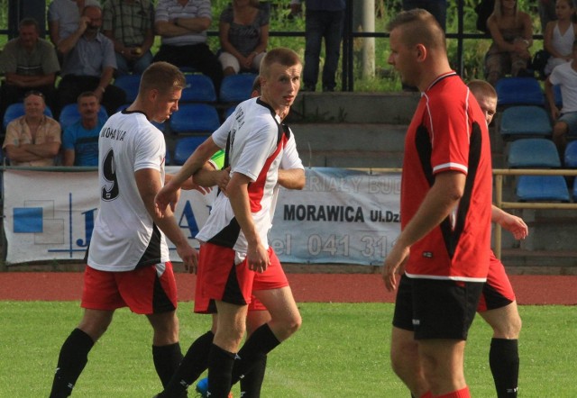 Łukasz Zawadzki (w środku) z Moravii Morawica odbiera gratulacje po zdobyciu pierwszej bramki w meczu z Astra Piekoszów. Z lewej Szymon Bujak.