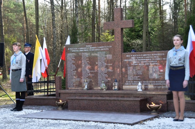 Uroczystości odbyły się w smykowskim lesie przez pomnikiem upamiętniającym ofiary mordu