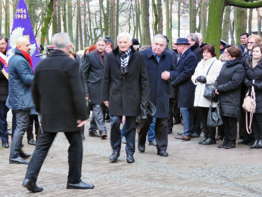 Police. Jerzy Buzek odsłonił pomnik Longina Komołowskiego