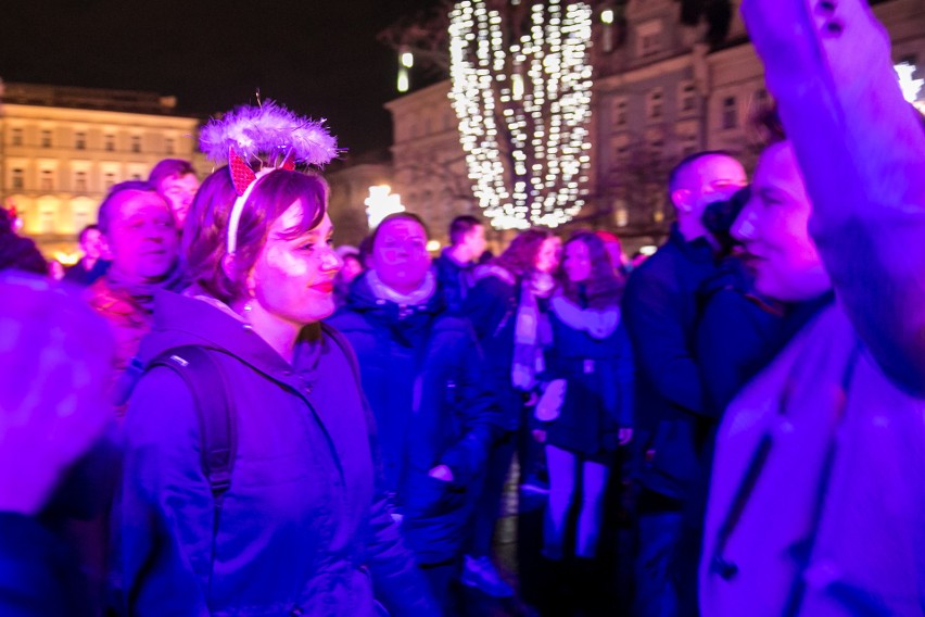 Sylwester 2017 Kraków. Gwiazdy roztańczyły Rynek Główny. Na scenie Kasia Moś, Natalia Nykiel i Bovska [ZDJĘCIA]