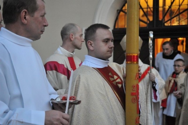 Poświecenie ogniaW Konkatedrze Ks. Bp Adam Dyczkowski poświecil ogien. Tym samym rozpoczely sie obchody Wigilii Paschalnej.