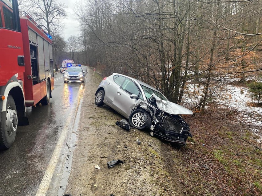 Wypadek na trasie Kartuzy - Smętowo Chmieleńskie 13.03.2021 r. Cztery osoby zostały ranne