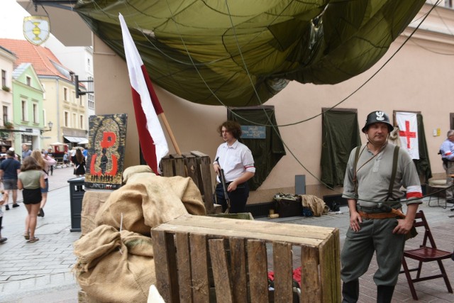 Wolontariusze Muzeum Historyczno-Wojskowego  tradycyjnie wznieśli powstańczą barykadę. Mieszkańcy miasta oraz turyści mogli zobaczyć tam scenki z życia codziennego powstańców. W naszej galerii można zobaczyć zdjęcia z tego wydarzenia.Przesuwaj zdjęcia w prawo - naciśnij strzałkę lub przycisk NASTĘPNE