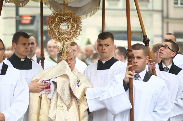 Jedna z większych procesji Bożego Ciała w naszej diecezji przejdzie ulicami Radomia. Co roku prowadzi ją biskup Henryk Tomasik.