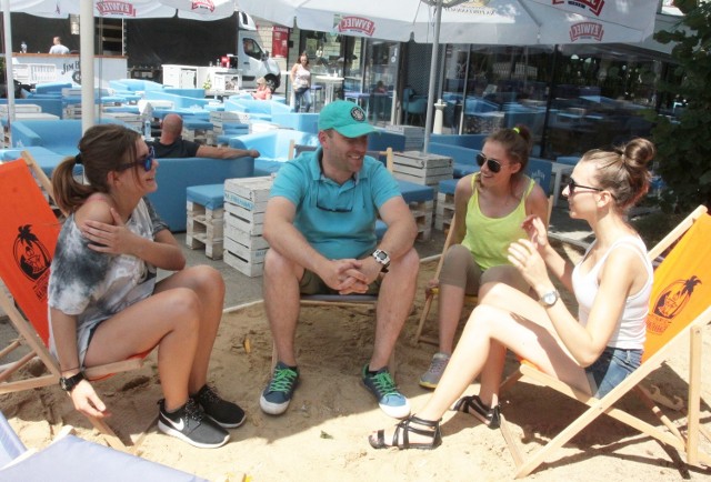 - Nasza plaża sprawdziła się w stu procentach. Goście lokalu chętnie siadają na leżakach i sączą drinki &#8211; mówi Konrad Kępczyński, współwłaściciel kawiarni Na Fontannach.