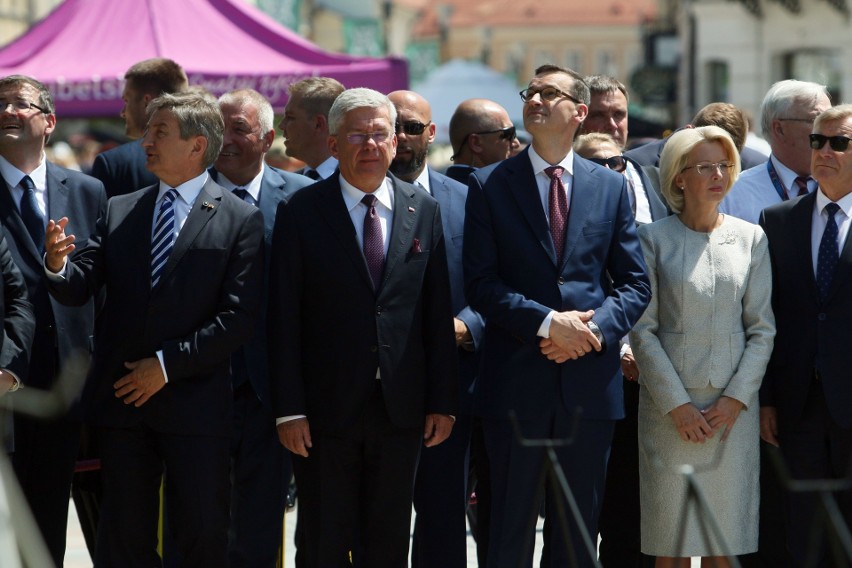 Rocznica Unii Lubelskiej. Delegacje złożyły kwiaty pod pomnikiem w centrum Lublina