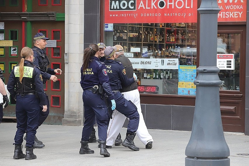 Żule z Piotrkowskiej pod lupą strażników miejskich ZDJĘCIA 