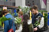 Tłumy pasjonatów na Festiwalu Roślin w Opolu. Wybór roślin jest ogromny. Setki okazów na półkach