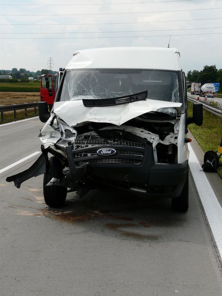 Znów wypadek na A4 pod Legnicą. Aż 9 osób rannych w zderzeniu busa z ciężarówką (ZDJĘCIA)