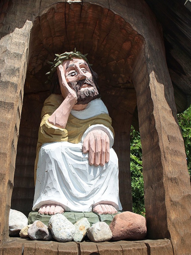 Plener rzeźbiarski u Danuty Styperek w RudzieKapliczka z Chrystusem frasobliwym strzeże domu