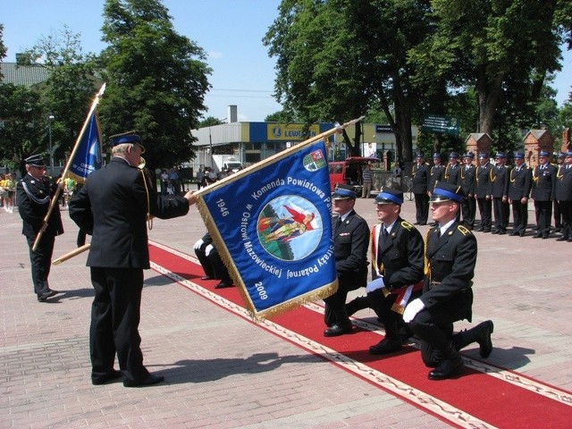 Wreczenie sztandarów dla strazaków z Ostrowi Maz.