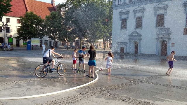 Wcześniej w Chełmnie podczas dużych upałów można chłodzić się przy kurtynach wodnych. Teraz ich nie ma, bo trwa demontaż sceny po niedzielnym koncercie