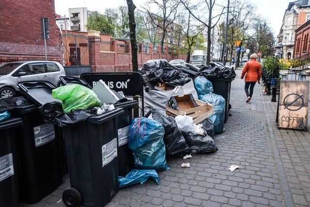 Konflikt w Komunalniku. Śmieciarki wyjechały z opóźnieniem. - Czy to strajk? - pytają mieszkańcy