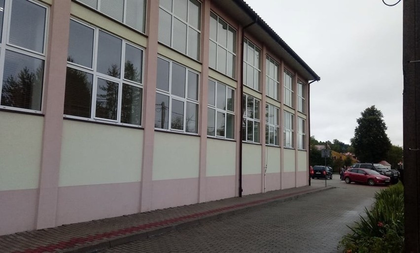 Alarmy bombowe w dziewięciu szkołach Gorlickiego. Policja straż i pirotechnicy w akcji. Rozpoczęcia roku nie będzie