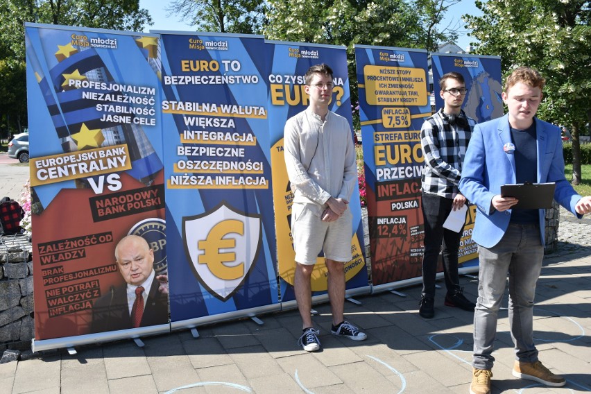 Młodzi propagują wprowadzenie waluty Euro jako obowiązującej...