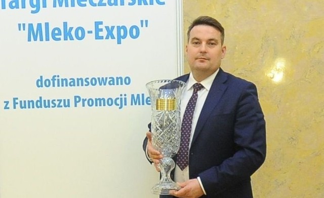 Michał Matuszczyk z pucharem za największą produkcję mleka w regionie świętokrzyskim.