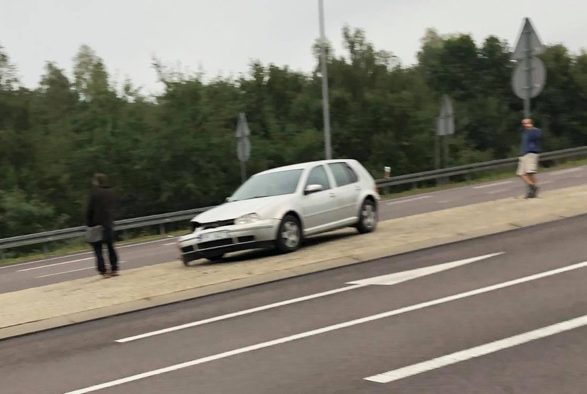 Zderzenie volkswagena z renault w Przemyślu. Jedno z aut przewróciło się [ZDJĘCIA INTERNAUTY]