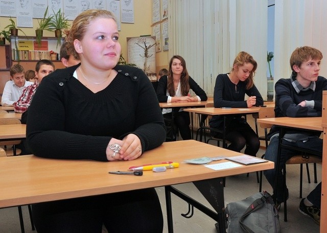 Gimnazjaliści z Gimnazjum numer 1 w Tarnobrzegu oczekują na rozpoczęcie testu z matematyki.