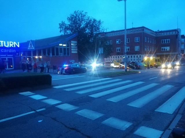 W niedzielny wieczór do groźnego wypadku doszło przy ulicy Zwycięstwa w Koszalinie.Zderzyły się dwa samochody osobowe. Jeden z pojazdów po zderzeniu wjechał na chodnik. Na szczęście wówczas chodnikiem nikt nie przechodził.Dwie osoby zostały ranne. Policja ustala szczegóły zdarzenia.Zobacz także Szczecinek: wypadek ciężarówki na DK11