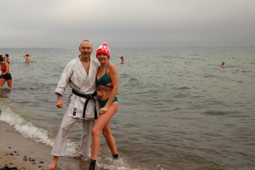 Gdynia: Karatecy tradycyjnie wykąpali się w lodowatym morzu. Tak sportowcy przywitali Nowy Rok! ZDJĘCIA