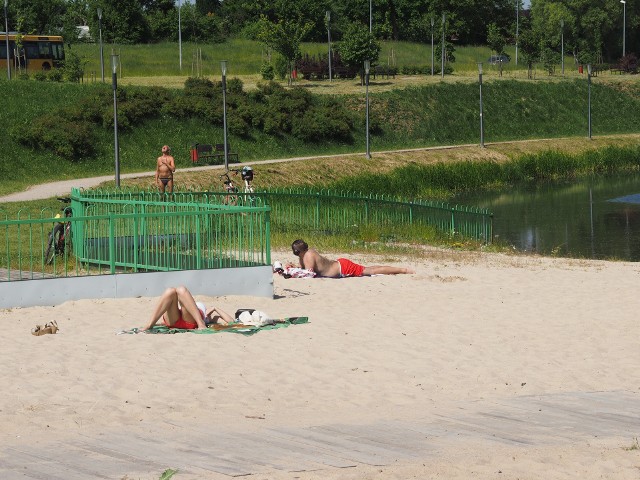 Pierwsi plażowicze na Wodnej Dolinie w Koszalinie. Na razie nie ma jeszcze tłoku