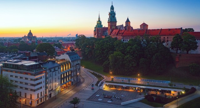 Krakowska Kamienica w Krakowie ma równie wielu zwolenników, co przeciwników. Zyskała za to spore uznanie wśród jurorów międzynarodowych konkursów architektonicznych
