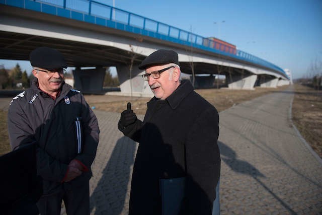 Prezes Roman Janik (z lewej) oraz Antoni Bigos. Według nich to budowa mostu wysuszyła studnie
