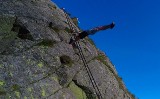 Ekstremalne akrobacje na Orlej Perci w Tatrach ZOBACZCIE ZDJĘCIA Aleksander Lechniak zaskoczył turystów