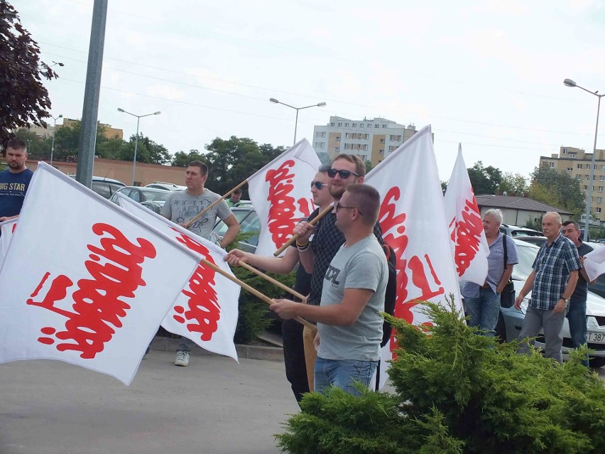 Potrójna pikieta protestacyjna związkowców przed firmą MAN BUS w Starachowicach [ZDJĘCIA]
