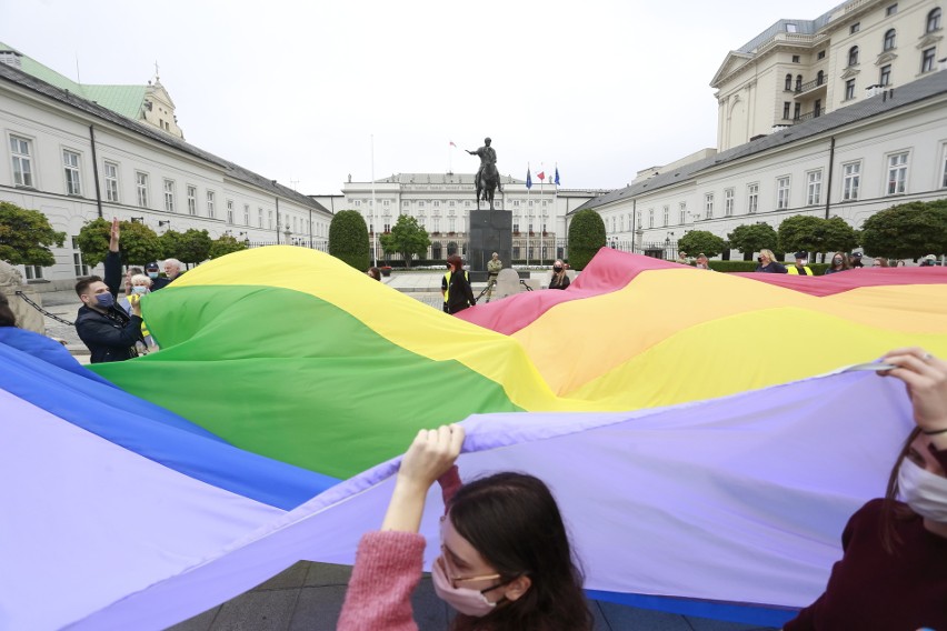 LGBT jako kozioł ofiarny. Prof. Wojciszke: "PiS potrafi wyszukiwać zagrożenia, którymi skutecznie potem straszy"