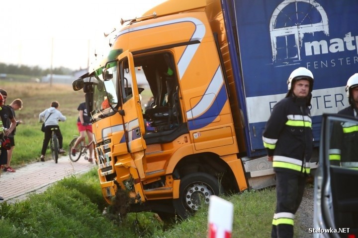 Droga krajowa 77 była zablokowana po kolizji składu ciężarowego, strażacy i policjanci kierowali samochody na objazdy