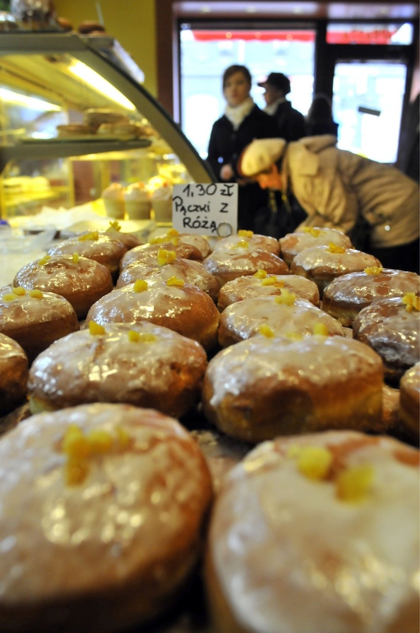 Pączki przed TŁUSTYM CZWARTKIEM w 2010 roku w Krakowie można...