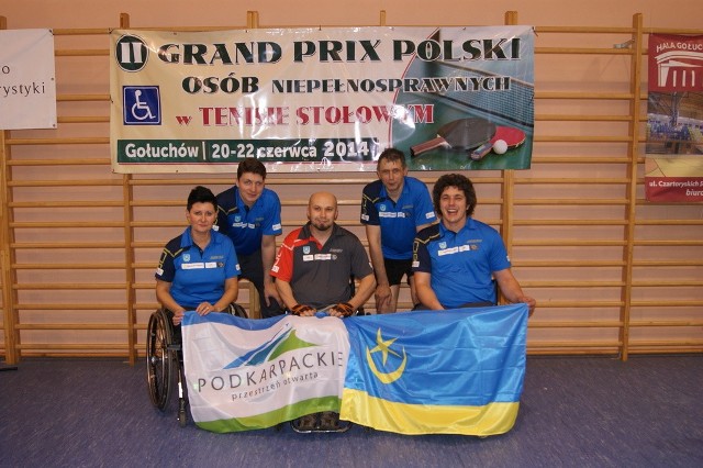 Niepełnosprawni tenisiści stołowi z Tarnobrzega odnieśli sukces podczas zawodów w Gołuchowie.