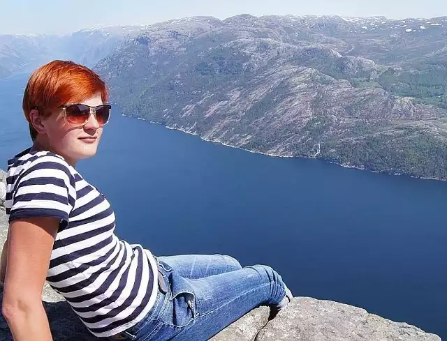 Kamila na Preikestolen, jednym z najpiękniejszych miejsc na świecie: - Wbrew pozorom, Skandynawia jest jednym z najlepszych miejsc na tanie podróże.