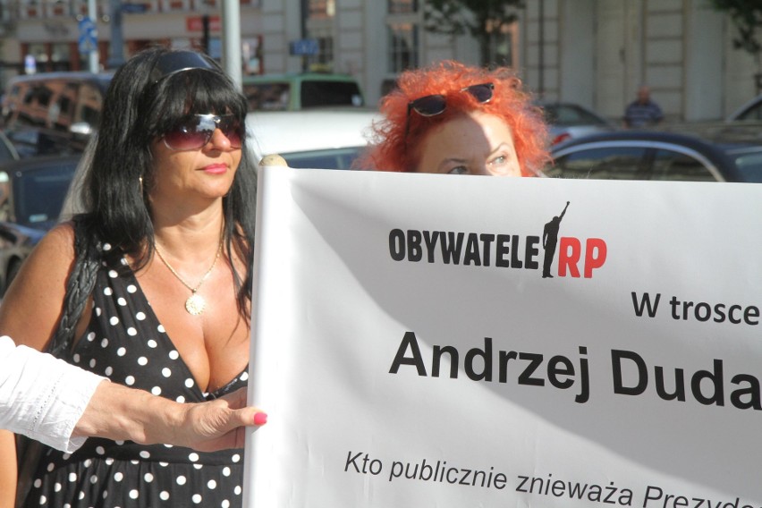 Przeciwnicy i zwolennicy czekali na Andrzeja Dudę pod...