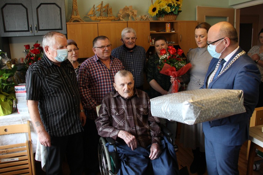 Setne urodziny Leona Bujnowskiego z Ostojowa w gminie Suchedniów. Jubilata odwiedził burmistrz