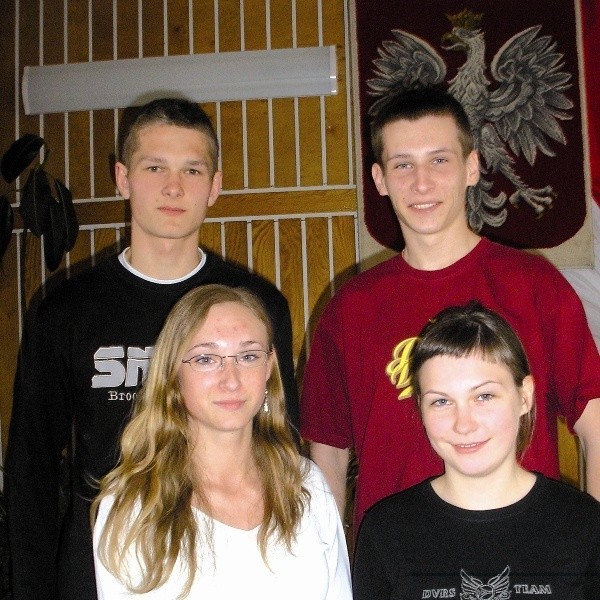 Młodzi radni z LO w Łapach. Stoją od lewej: Mariusz Borowski i  Adrian Roszkowski, na dole: Aneta Leśniewska i Maria Emilia Kamińska.