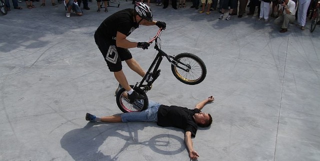 Niebezpieczne akrobacje uświetniły oficjalne otwarcie skateparku