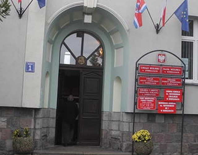 Gminna Komisja Wyborcza będzie miała siedzibę w Urzędzie Miejskim w Dobrzanach przy ul. Staszica 1.