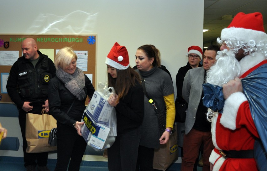 Szpital w Prokocimiu odwiedził Święty Mikołaj. Przyniósł prezenty od strażaków i pilotów