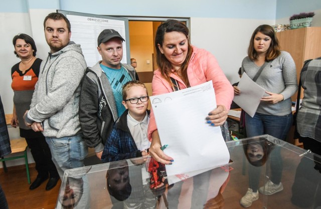 Bydgoszczanie - jak na razie - spełnili swój wyborczy przywilej i tłumnie poszli do urn wyborczych. Bydgoszcz do godz. 12.00 zajmowała trzecie miejsce wśród polskich miast. Bydgoszczanie "wykręcili" frekwencyjny wynik 20,63% (ustępując Warszawie - 20,73% i Białemustokowi - 21,05%). Zobaczcie zdjęcia z bydgoskich lokali wyborczych >>>