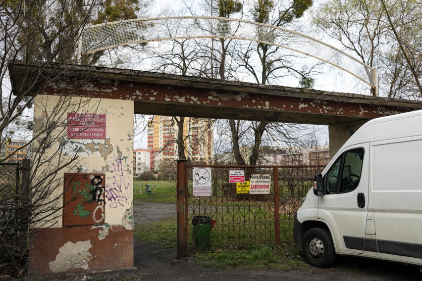 Zarośnięty stadion Czarnych Szczecin przy ul. Chopina.