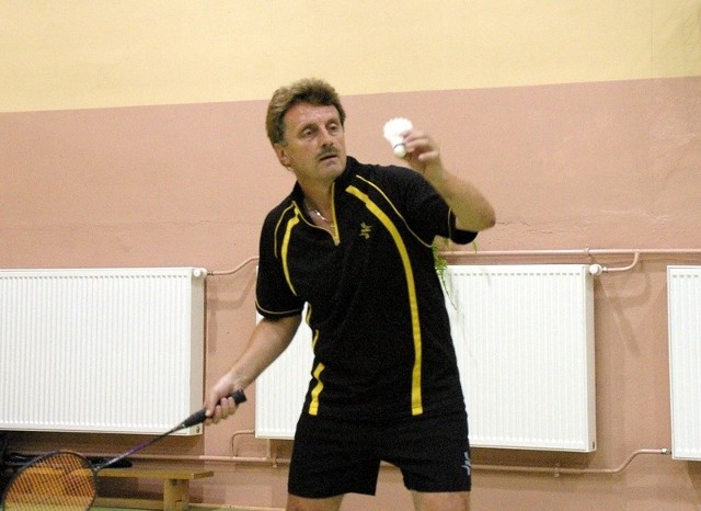 Trener badmintonistów Stali Nowa Dęba Adam Bunio trenuje razem ze swymi podopiecznymi.