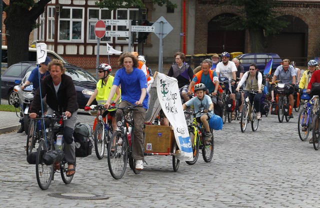 Szczecin: Berlin ciągle dalekoUczestnicy rajdu TourDeNatur oraz mieszkańcy i politycy z Angermünde uważają, że między Berlinem i Szczecinem powinno być nowoczesne połączenie kolejowe.