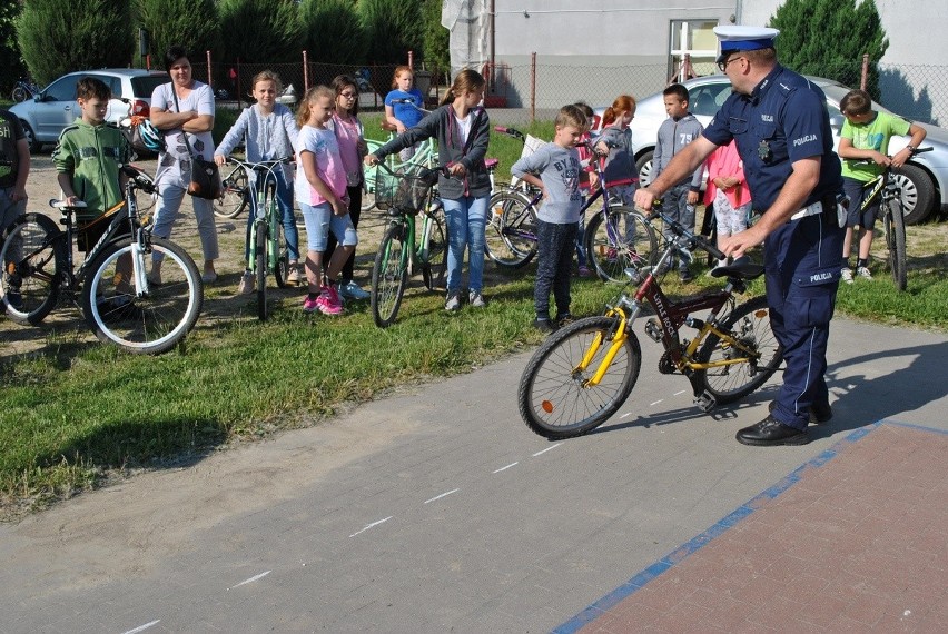 Uczniowie pod czujnym okiem radziejowskich policjantów zdali egzamin i zdobyli kartę rowerową