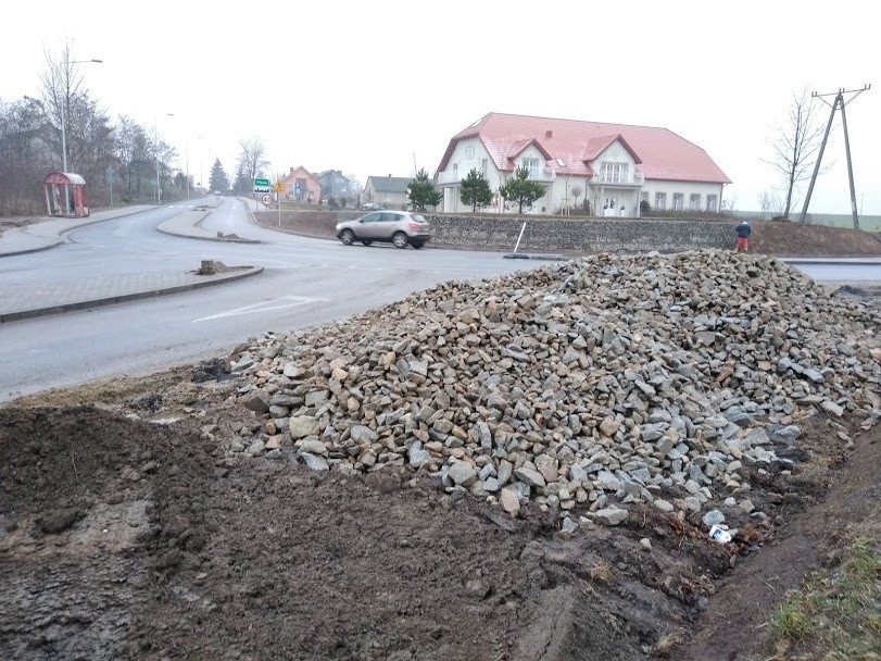 Przeciąga się remont drogi od autostrady A4 do Mietkowa. Trasa zamknięta, a kierowcy i tak jeżdżą (ZDJĘCIA)