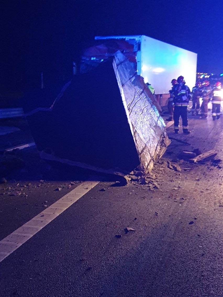 W Skarżysku na "siódemce" zderzyły się dwie ciężarówki. Jeden z kierowców w ciężkim stanie